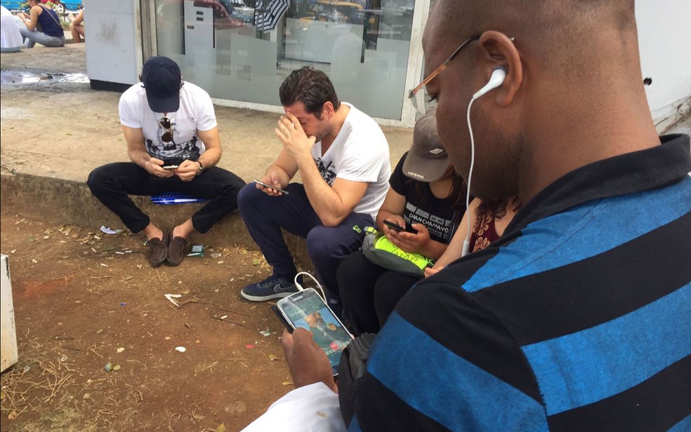 Médico cubano não consegue realizar chamada pelo Whatsapp em Havana (Foto: Letícia Macedo/G1)