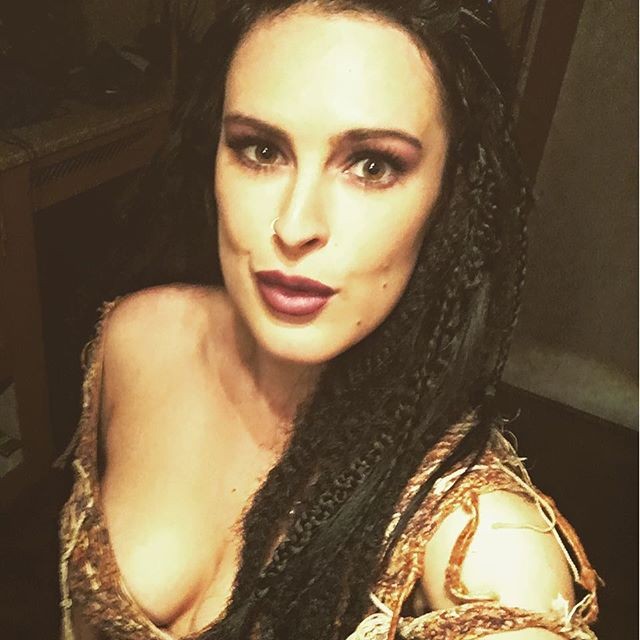 Decotadíssima, filha de Demi Moore e Bruce Willis se fantasia de guerreira - Revista Quem