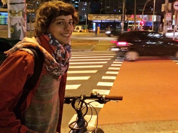 A estudante Helena Kuasne Anderson, de 20 anos, contou que não tem vontade de tirar habilitação. Para ela, o carro não estimula o pensamento coletivo (Foto: Vivian Reis/G1) A estudante Helena Kuasne Anderson, de 20 anos, contou que não tem vontade de tirar habilitação. Para ela, o carro não estimula o pensamento coletivo (Foto: Vivian Reis/G1)