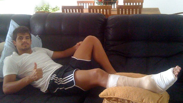 Júlio César passa bem após cirurgia no tornozelo (Foto: Divulgação)