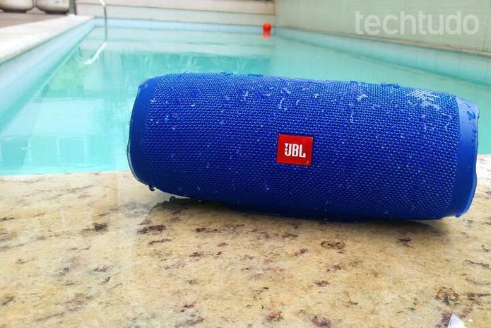 JBL Charge é à prova dágua sendo ideal para piscinas (Foto: Isabela Giantomaso/TechTudo)