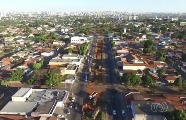 Retirada de árvores para obras do BRT revolta moradores em Goiânia, Goiás (Foto: Reprodução/TV Anhanguera)