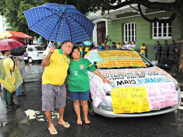 Chuva atrasou saída de manifestantes para passeata em Manaus (Foto: Sérgio Rodrigues/G1 AM)