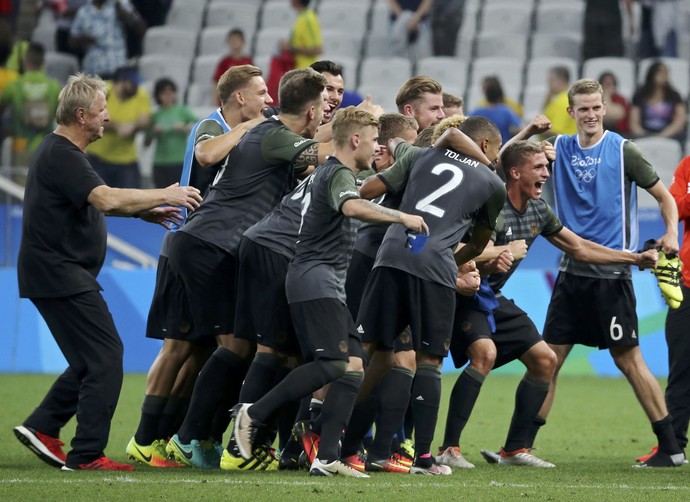 Comemoração Alemanha Nigéria semifinal Olimpíada (Foto: Reuters)