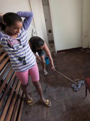 No Cambridge, filhas ajudam mãe a limpar suíte (Foto: Flávio Moraes/G1)