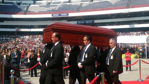 Caixão de Roberto Bolaños (Foto: Reprodução/Twitter)