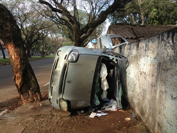 Carro virado em Foz do Iguaçu (Foto: Izabelle Ferrari / RPC TV)