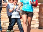 Com as pernas de fora, Britney Spears vai a lanchonete com os filhos
