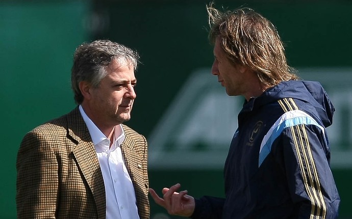 Nobre assiste ao treino do Verdão e tem conversa com Gareca e atletas