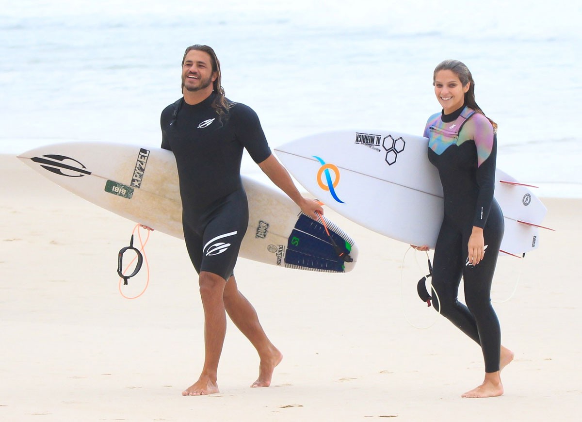 Isabella Santoni surfa com namorado em praia na Zona Sul do Rio   (Foto: Fabricio Pioyani/AgNews)