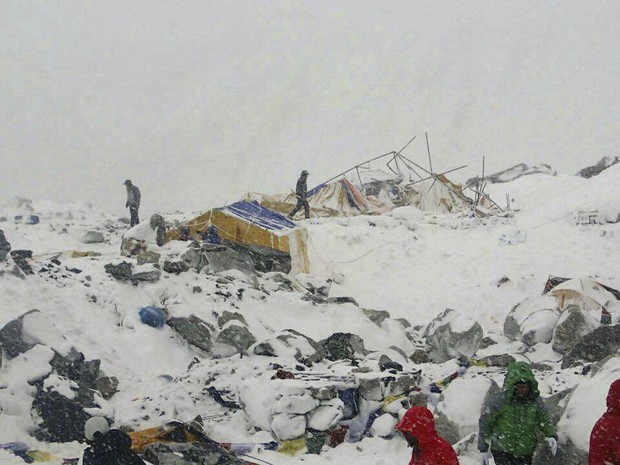 Terremoto provocou avalanche no monte Everest (Foto: Azim Afif via AP)