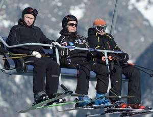 putin Dmitry Medvedev sochi esquiando (Foto: Reuters)