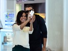 Cauã Reymond faz 'selfie' com fã em aeroporto