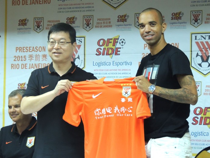 Apresentação Diego Tardelli Shandong (Foto: Fabio Lima)