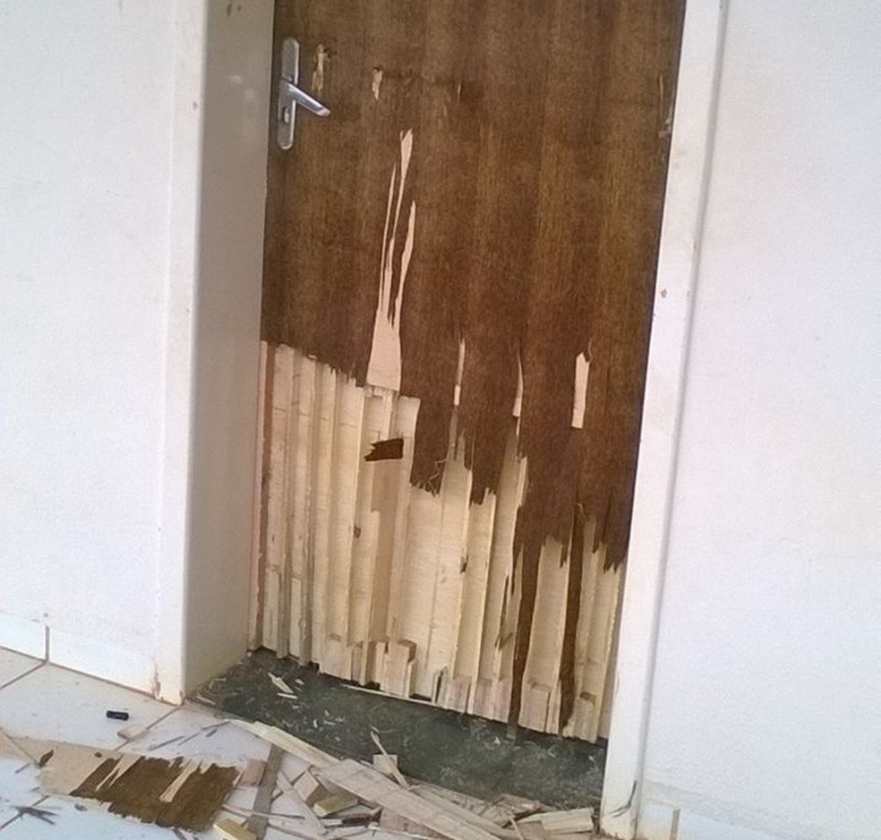 Porta da unidade de saúde ficou danificada (Foto: Arquivo pessoal)