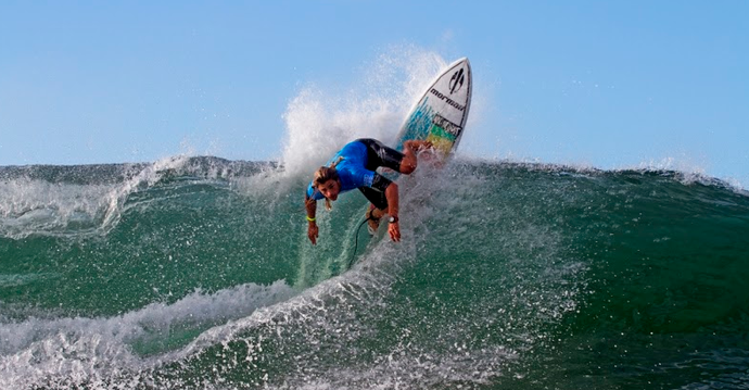 Caio Vaz surfe Rocky Man (Foto: Divulgação)