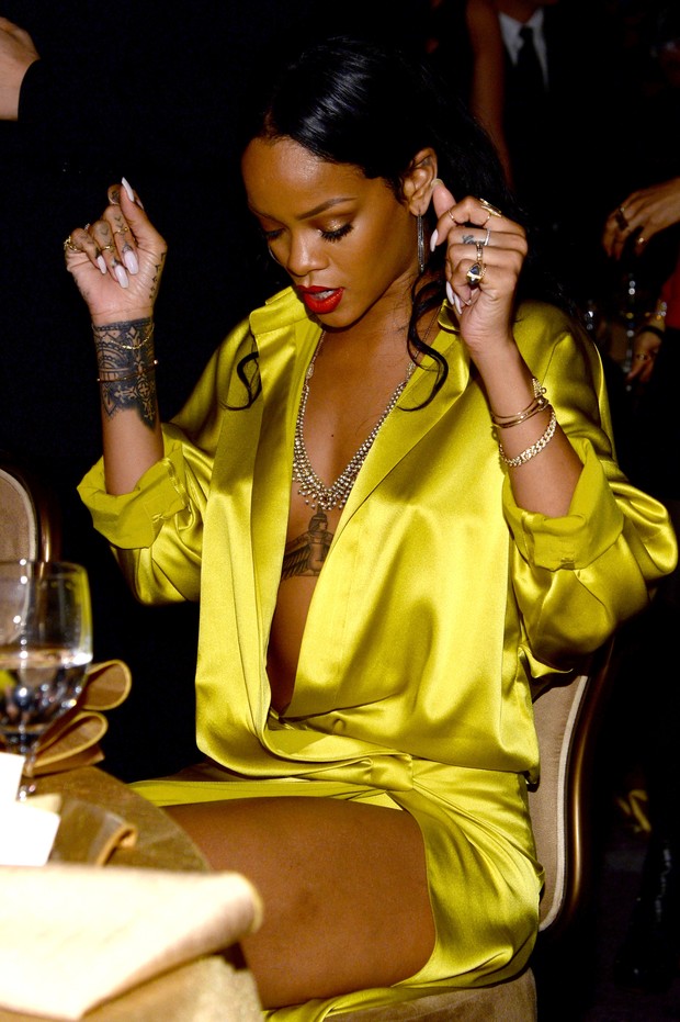 Rihanna fazendo dancinha durante festa (Foto: AFP)