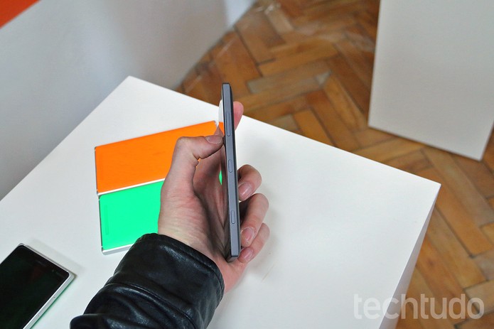Lumia 830 é o mais fino e leve top de linha Windows Phone (Foto: Fabrício Vitorino/TechTudo) Lumia 830 é o mais fino e leve top de linha Windows Phone (Foto: Fabrício Vitorino/TechTudo)