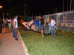 Pessoas armam barracas para dormir e se protegerem da chuva, em frente à agência. (Foto: Eliete Marques/G1)