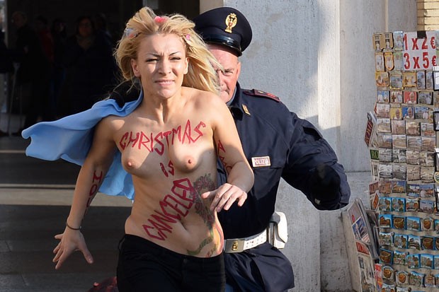 Ativista seminua protesta a favor do aborto no Vaticano (Foto: AFP)