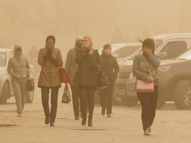 Uma tempestade de areia atormentou a cidade chinesa de Hami, em Xinjiang, no noroeste do país. Moradores tiveram que proteger os rostos para caminhar. O governo local emitiu um ‘alerta laranja’, e orientou a população a evitar atividades ao ar livre.  (Foto: AFP Photo)