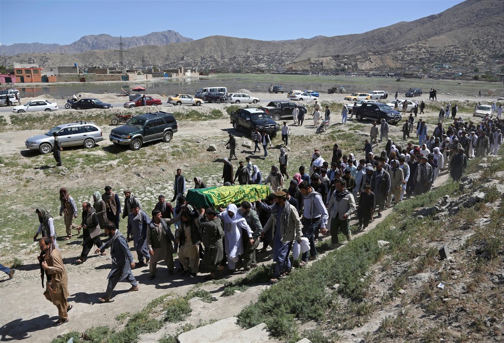 Cortejo fúnebre de vítima de violento ataque em Cabul, ocorrido na quarta-feira (31) (Foto: Rahmat Gul/ AP)
