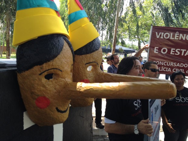 Manifestantes foram até a Granja Santana para entregar diploma de 'mentiroso' ao governador da Paraíba (Foto: Walter Paparazzo/G1)