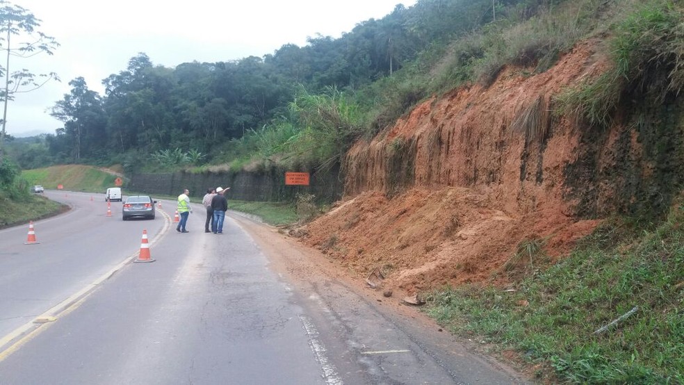 Risco de deslizamento bloqueia faixa da BR-470, em Gaspar (Foto: PRF/Divulgação)