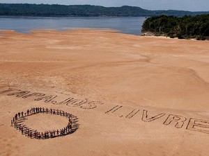 Com mensagem gigante, Greenpeace e índios Munduruku protestam contra a construção do Complexo Hidrelétrico do Tapajós, no oeste do Pará (Foto: Marizilda Cruppe/Greenpeace)