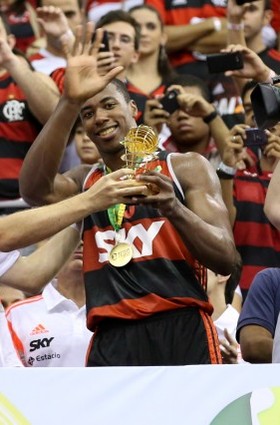 Meyinsse recebe o troféu de MVP (Foto: Luiz Pires/NBB) Meyinsse recebe o troféu de MVP (Foto: Luiz Pires/NBB)