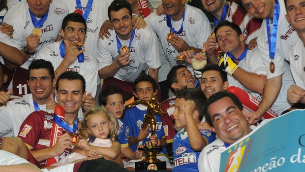 Jogadores de Orlândia com o troféu da Liga Futsal de 2012 (Foto: Luciano Bergamaschi / CBFS)