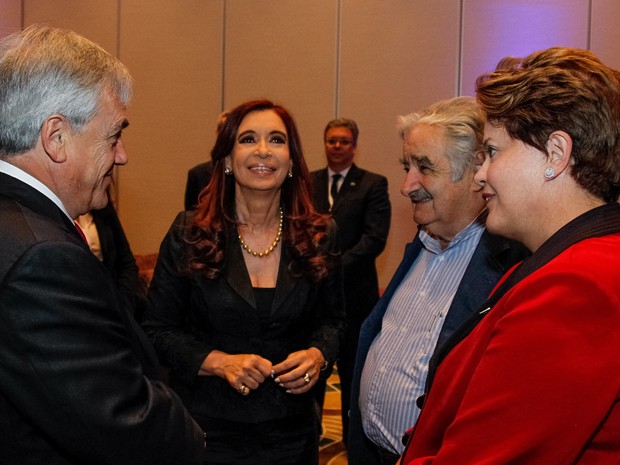 Dilma Rousseff conversa com os presidentes do Chile, Sebastián Piñera, da Argentina, Cristina Kirchner, e do Uruguai, José Mujica, na cúpula do Mercosul e Estados Associados em Mendonza, em junho (Foto: Roberto Stuckert Filho/PR)