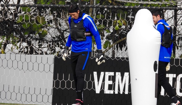 Na mira do Grêmio, Cássio volta aos treinos; Corinthians não quer liberar