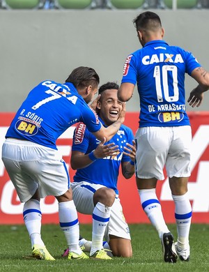 Rafinha, Sobis e Willian comemoram gol contra o Coritiba  (Foto: Pedro Vilela/Light Press)