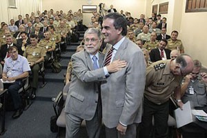 O ministro da Defesa, Celso Amorim, e o ministro da Justiça, José Eduardo Cardozo, durante a assinatura do acordo (Foto: Ministério da Defesa/Divulgação)