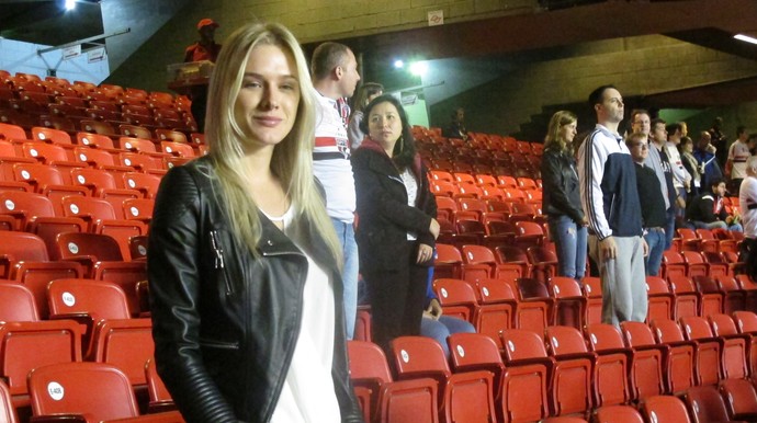 Fiorella Mattheis, namorada de Alexandre Pato, assiste ao jogo do São Paulo no Morumbi (Foto: Marcelo Hazan)