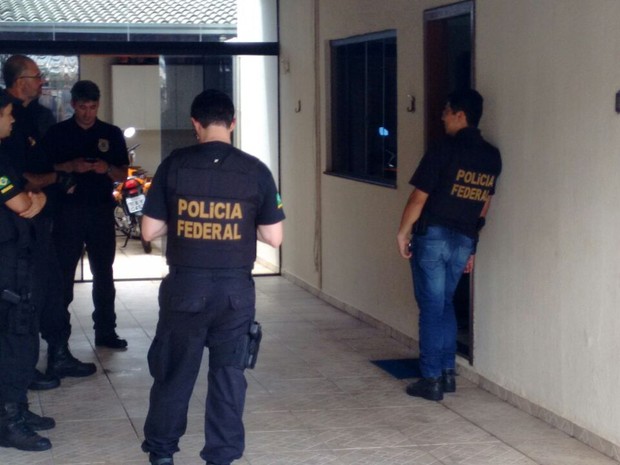 Policiais federais cumpriram mandado de busca e apreesnão na empresa (Foto: Luciane Cordeiro / G1)