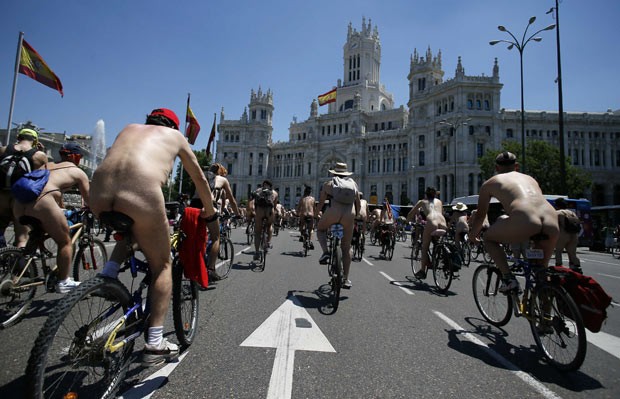 Ciclistas pedalam pelados em Madri neste sábado (15) (Foto: Javier Barbancho/Reuters)