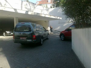 Carro funerário chega à casa de Hebe Camargo, para retirar o corpo da apresentadora, morta neste sábado, 29 de setembro de 2012 (Foto: Tadeu Meniconi/G1)