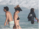 Bianca Bin aproveita o feriado do padroeiro do Rio de Janeiro na praia
