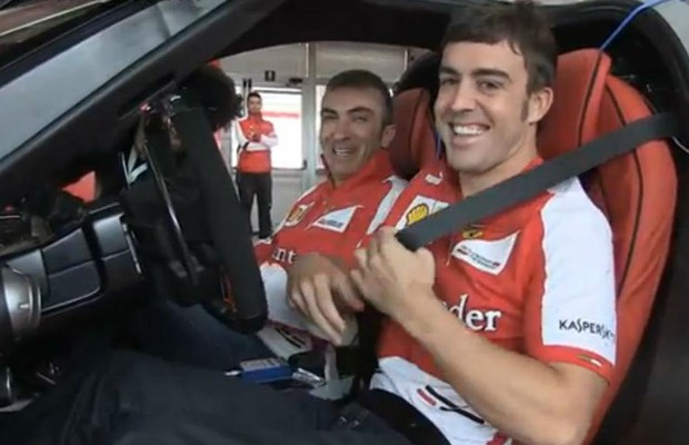 Fernando Alonso pilota a LaFerrari (Foto: Divulgação)