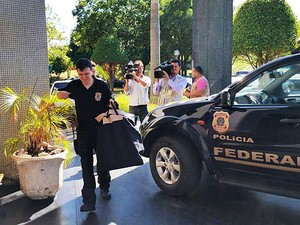 Policial chega à sede da PF em Brasília com documentos apreendidos durante operação contra lavagem de dinheiro (Foto: Vianey Bentes/TV Globo)