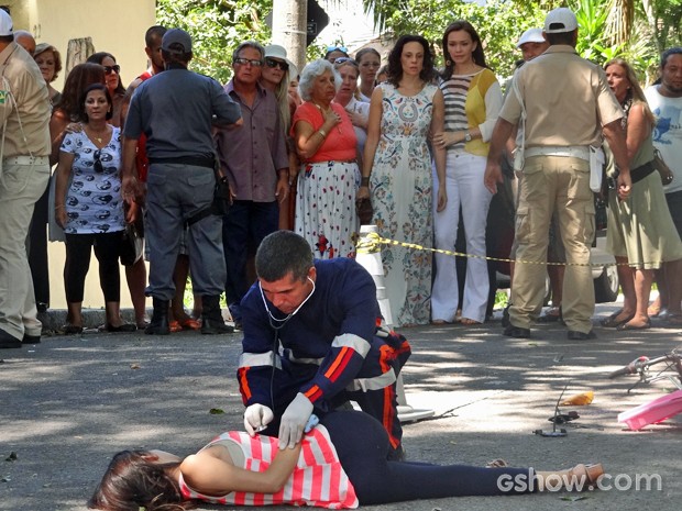 Helena e Juliana encontram Gorete estirada no chão (Foto: Em Família/ TV Globo)