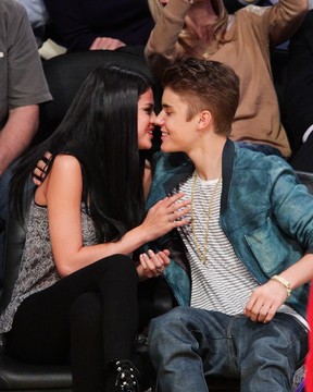 Justin Bieber and Selena Gomez kiss in basketball game (Photo: Getty Images)