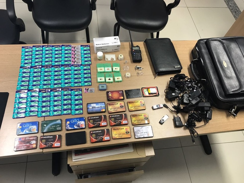 Pol&iacute;cia apreendeu v&aacute;rios pontos eletr&ocirc;nicos utilizados por membros da quadrilha durante as provas (Foto: Lucas S&aacute;/DDF Jo&atilde;o Pessoa)