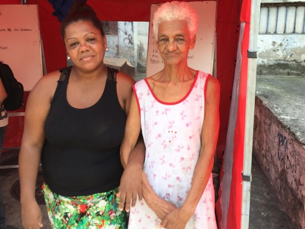 A idosa Marina de Carvalho e Andrea dos Santos Melo, tia de uma das vítimas fatais (Foto: Fernanda Rouvenat / G1)