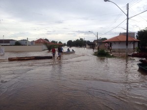 Rio sobe e invade ruas em Ferreira Gomes; população culpa hidrelétrica (Foto: Abinoan Santiago/G1) Rio sobe e invade ruas em Ferreira Gomes; população culpa hidrelétrica (Foto: Abinoan Santiago/G1)