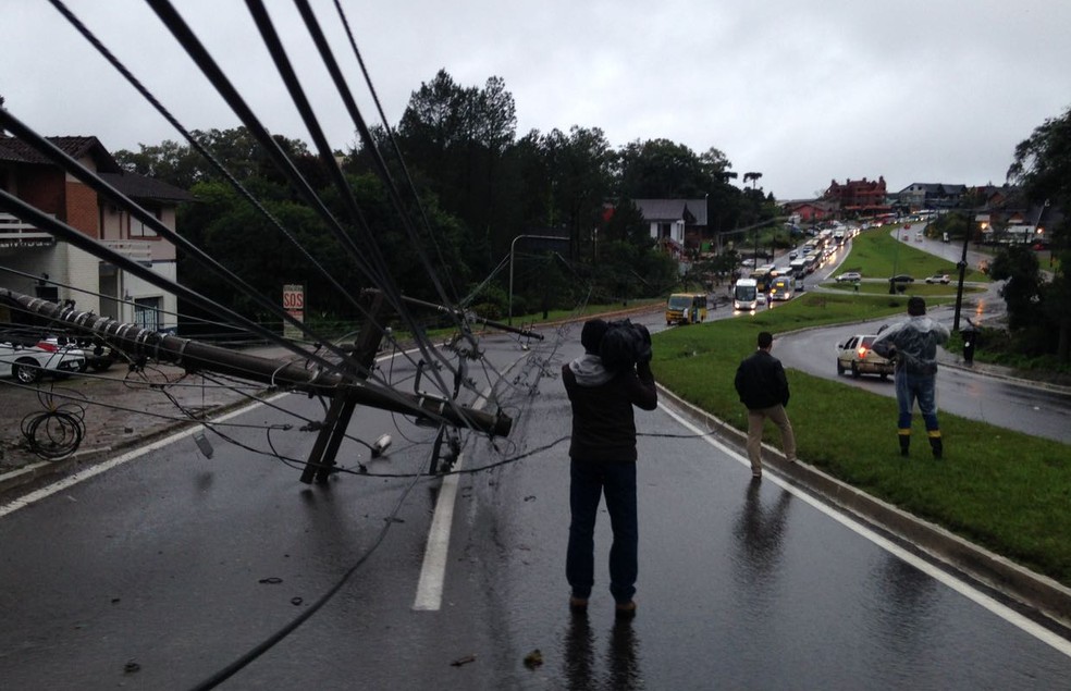 Trânsito em rodovia que liga Gramado a Canela foi interrompida por queda de postes (Foto: Josmar Leite/RBS TV)