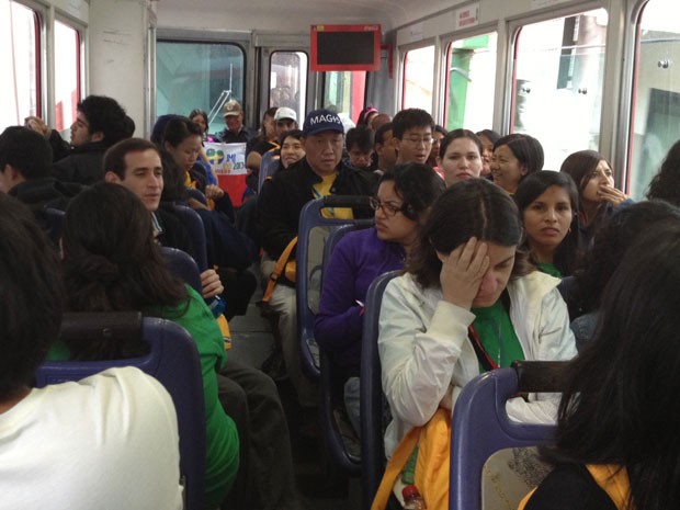 Fiéis no trenzinho que sobe ao Cristo Redentor (Foto: Mariucha Machado/G1)