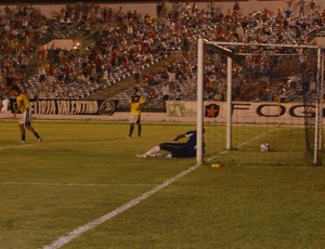 Botafogo-PB 3 x 2 Paraíba, no Almeidão (Foto: Larissa Keren)